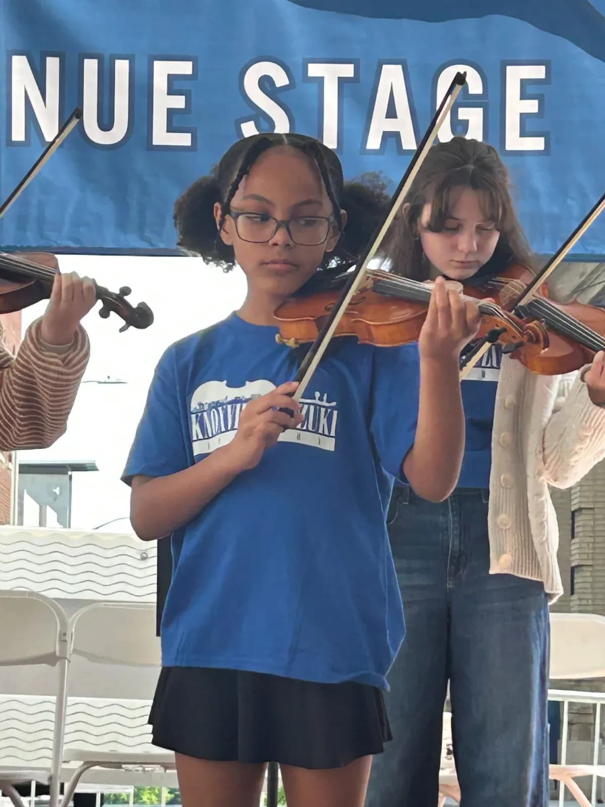A young Knoxville Suzuki Academy violinist performing